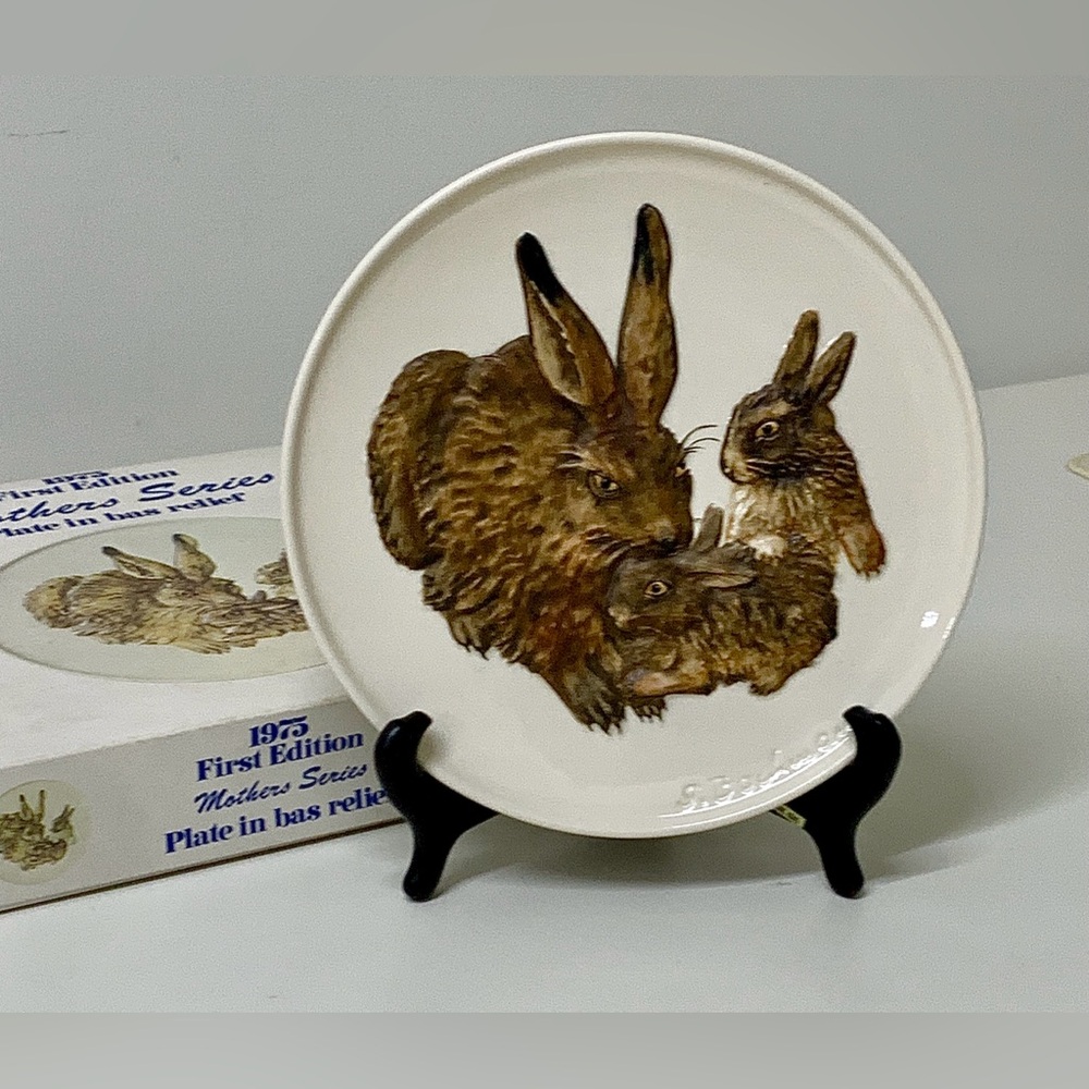 1975 Vtg First Edition Mother Series bas Relief Goebel Rabbit Collector Plate